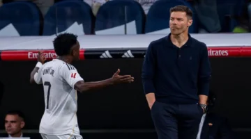 توتّر فريق برشلونة بسبب رفض ستة لاعبين قرارات ألونسو الفنية وتحركاته داخل النادي